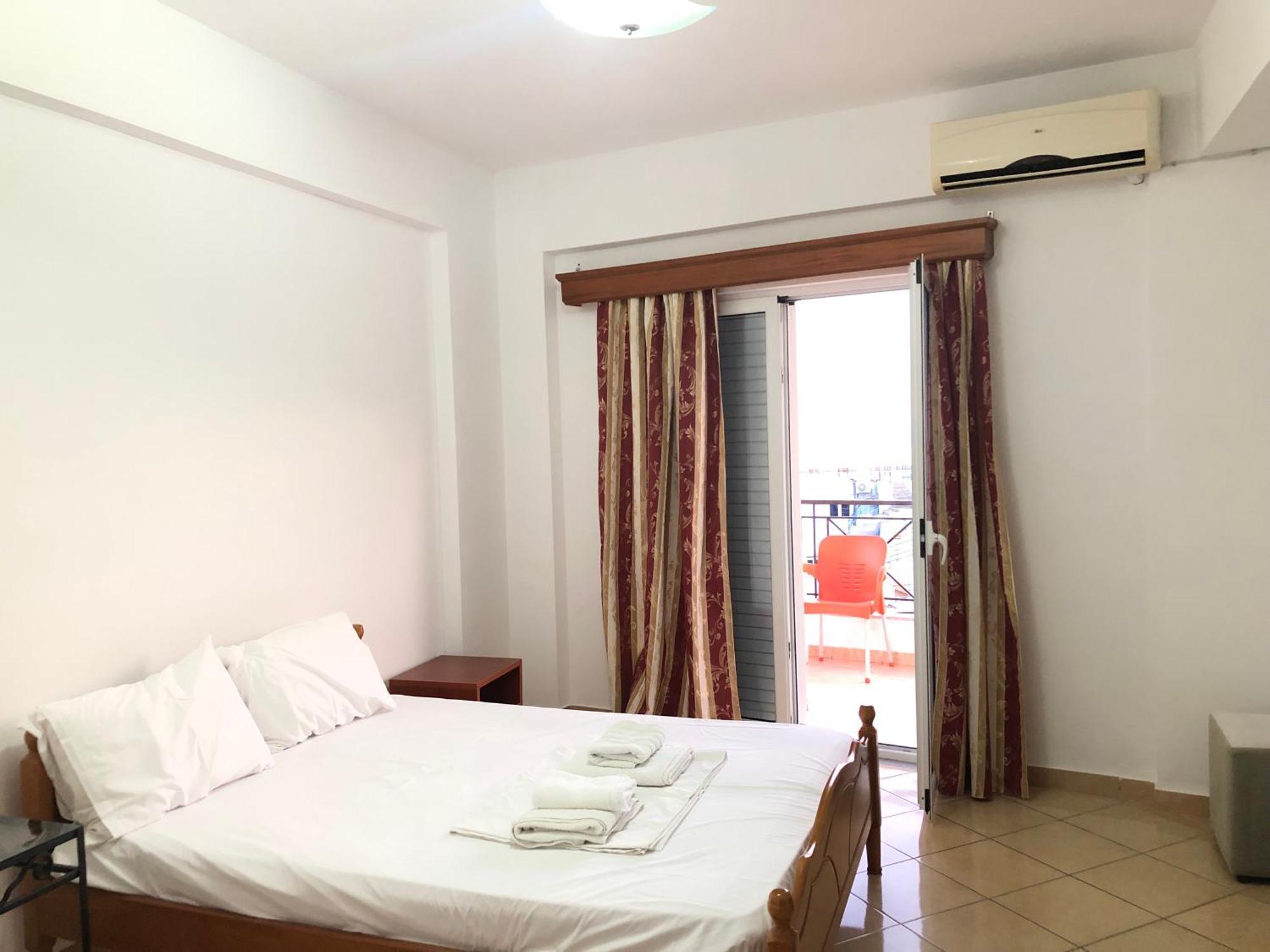 Center Hotel Pirro Himare Exterior photo